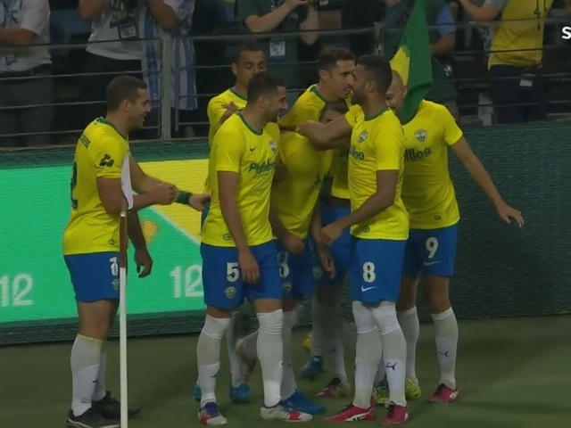 Raphael Veiga abre placar do Palmeiras com pênalti ao minuto 9 contra o Fortaleza